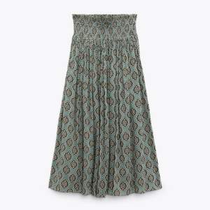 super fin zara kjol storlek XS! Den är slutsåld på hemsidan. säljer för att den är för lång. Kp för frågor eller egna bilder💞nypriset är 400, tryck ej på köp nu