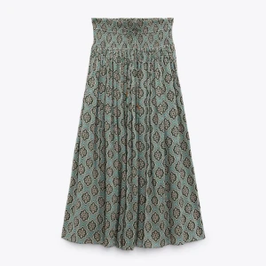 Zara kjol - super fin zara kjol storlek XS! Den är slutsåld på hemsidan. säljer för att den är för lång. Kp för frågor eller egna bilder💞nypriset är 400, tryck ej på köp nu