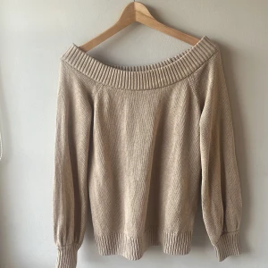 Beige tröja  - Från GinaTricot storlek S. Vid frågor skriv. Köparen står för frakt, kan även mötas upp 