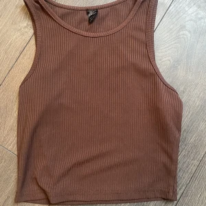 Croppat linne - Mörkt brun croppat linne ifrån Shein