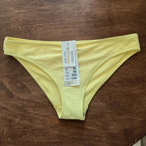 Bikinitrosor  - Nya med prislapp kvar. Storlek S men små i storlek, passar nog en XS bättre.