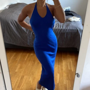 Klänning - Lite stickad i materialet. För stor på mig tyvärr