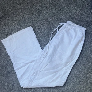 Vita linnebyxor  - Populära vita linnebyxor från hm. Använd några gånger så jättebraskick men några få defekter som man ser på bilderna. Lite små på mig så kan även tänka mig byta mot en s eller m. Frakt tillkommer. 