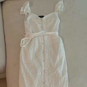 Söt sommarklänning med pärlknappar - Knälång , nyskick  