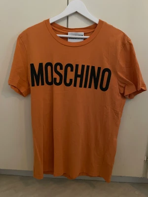 Moschino T-shirt - Den är använd ett fåtal gånger. Den är nästan ny och är köpt från NK.. St M   Ord pris 1799:- 