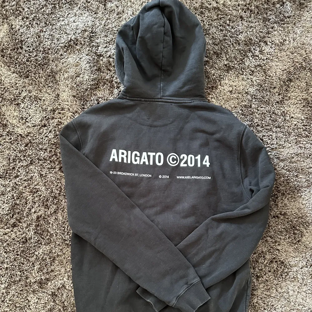 Säljer nu min snygga Axel Arigato hoodie då den inte används längre. Det är i bra skick. Nypris 2050. Skriv vid frågor och funderingar! /Ludwig. Hoodies.