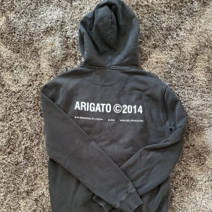 Axel Arigato hoodie - Säljer nu min snygga Axel Arigato hoodie då den inte används längre. Det är i bra skick. Nypris 2050. Skriv vid frågor och funderingar! /Ludwig