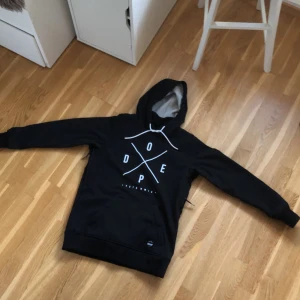 Dope jacka - Svart dope kacka i bra skick, denna jacka är använd en säsong och är inte det minsta sliten