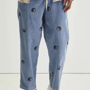 Urban Outfitters Yin & Yang Embroided Corduroy Beach Pants  - Urban Outfitters Yin & Yang byxor. Storlek M. Bra skick, använt nån gång. Tvättade. 
