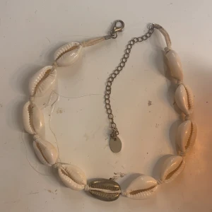 Halsband - Halsband med snäckor super fint köpt ifrån hm