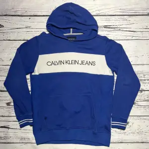 Märke: Calvin Klein Jeans Typ: Hoodie Färg: Blå Kroppstyp: Unisex Skick: Okej   Sparande av miljö  30x  lägre utsläpp jämfört med ny vara Sparat vatten ca 3950 liter Sparat CO2 ca 6.8 kg