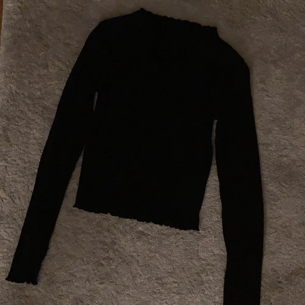 Säljer en svart ribbad tröja från bikbok!. Tröjor & Koftor.