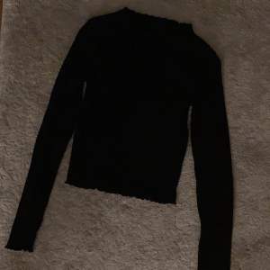 Säljer en svart ribbad tröja från bikbok!