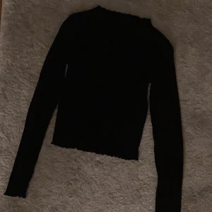 Svart tröja, bikbok🤍 - Säljer en svart ribbad tröja från bikbok!