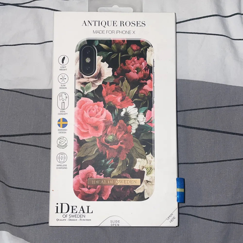 Ett skal från ideal of Sweden i helt ny skick. Skalet heter Antique Roses och är för iPhone X/Xs.. Övrigt.