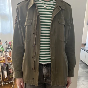 Zadig Voltaire jacka - Säljer min supercoola militärjacka från Zadig Voltaire i grön. Bra skick köpt för ca 4000😋