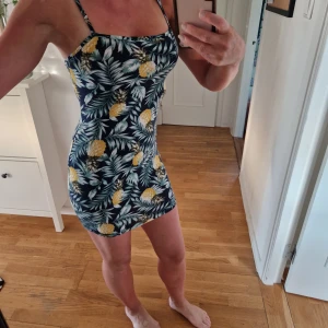 Ananas klänning - Från Shein Står M men är som S