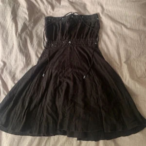 Brun Y2K klänning🤎 - Säljer denna jätte fina bruna klänning med coola krystal detaljer, verkligen jätte fin men använder den ej. Klänningen knytts åt vi halsen och kan skicka fler bilder vid önskan. Innuti klänningen står det storlek M men den passar även mig som ha