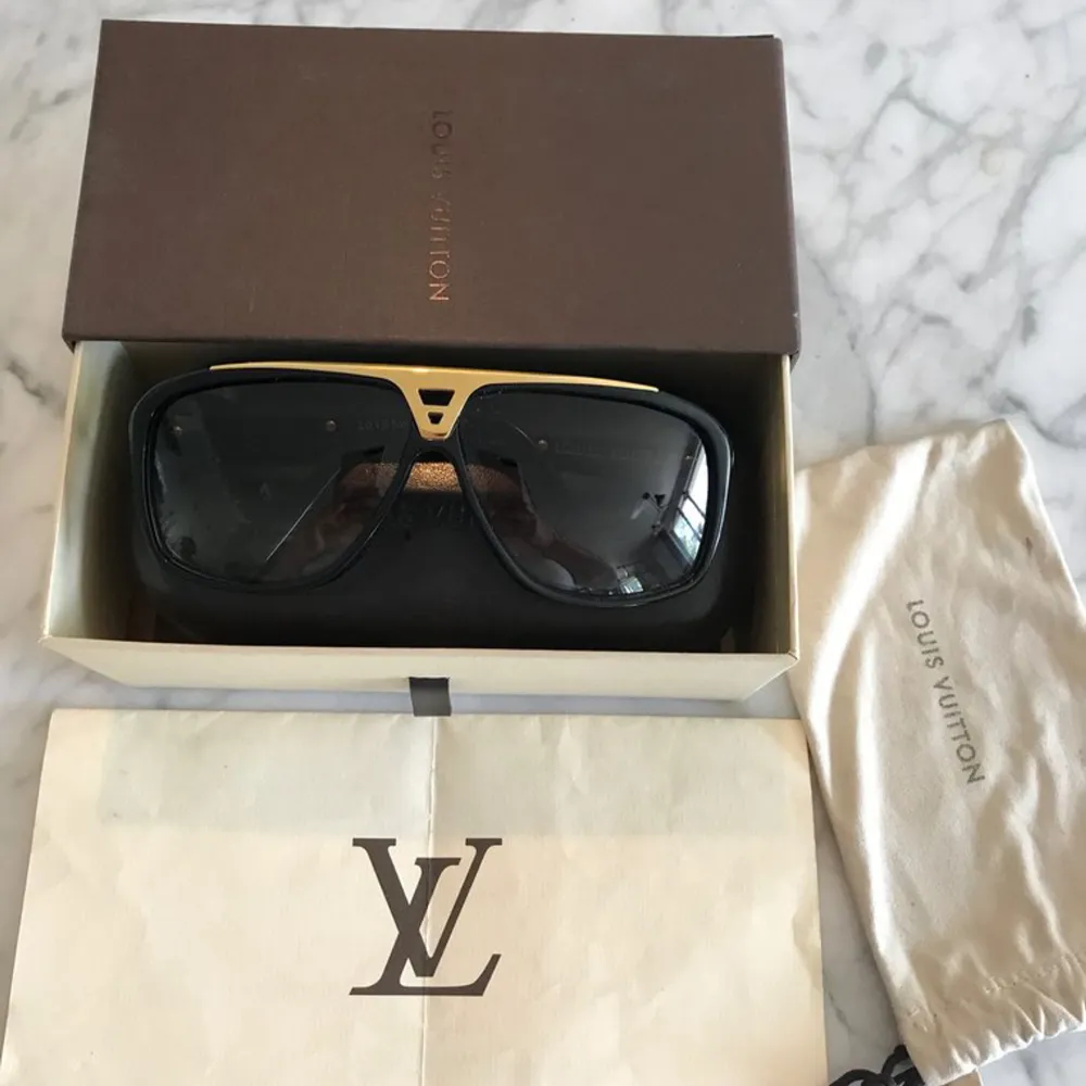 Louis Vuitton glasögon! Ny skick använda cirka 3-4 gånger! Skriv vid intresse! . Övrigt.