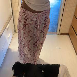  fin lång kjol med rosa blommor, tunt material och och är storlek S till M då den är väldigt stretchig i midjan❤️