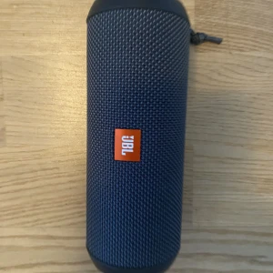 JBL Essential 2 högtalare  - Hej, Säljer min helt fungerande JBL Essential 2 högtalare.  Nypris - 1200kr  Jag vill sälja min för 600kr, eller buda.   Jag fick den i julklapp och har inte haft något användning av den.  Jag kan mötas upp,  Först till kvar som gäller!