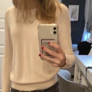 Bas tröja  - Säljer denna super fina beiga tröja från zara då den tyvärr inte kommer till andvändning💗🤩