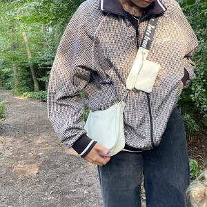 Jacka  - Kofta/tunnare jacka ifrån iets France, urban outfitters 