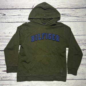 Tommy Hilfiger Grön - Märke: Tommy Hilfiger Typ: Hoodie Färg: Grön Kroppstyp: Unisex Skick: Mycket Bra   Sparande av miljö  30x  lägre utsläpp jämfört med ny vara Sparat vatten ca 3950 liter Sparat CO2 ca 6.8 kg