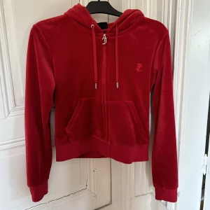 Juicy couture - Jag säljer nu min röda juicy couture tröja!  Den är använd ca 5 gånger 