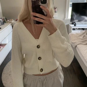 Stickad kofta - Vit kofta från Monki med knappar 🤍