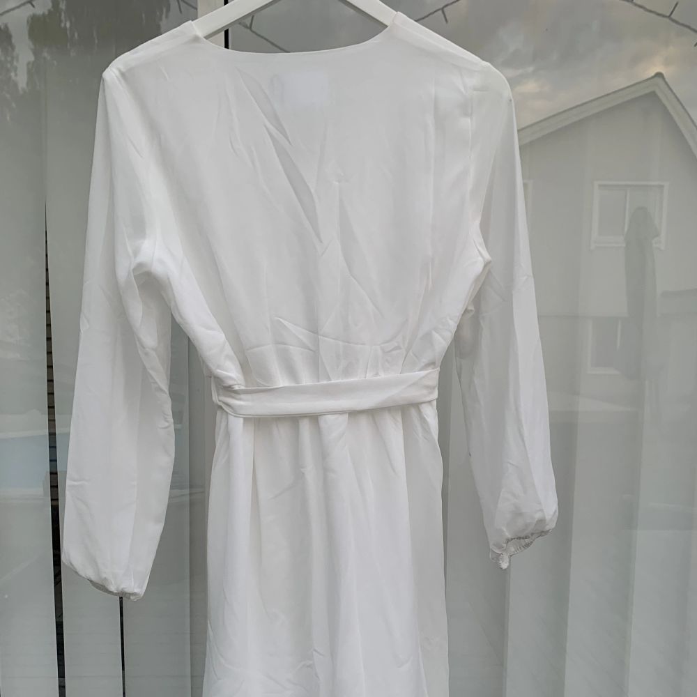 Jättefin helt ny klänning från märket Salt. Nypris 500kr men säljer för 350+frakt❤️ Säljer då jag hittat en annan klänning❤️ hör av dig vid fler frågor. Klänningar.