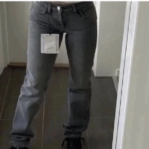 Zara gråa jeans - Lånad bild, fråga efter egna bilder. De jag säljer är inte exakt samma jeans men väldigt lika. Strlk 40 men sitter tydligt som en 36/38