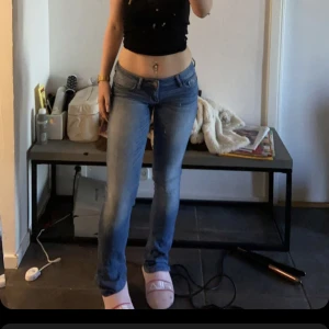 Jeans Holister - Säljer dessa jeans i storlek 25 L 33  Sitter super snyggt på och är väldigt sköna i materialet då det är lite stretchiga!