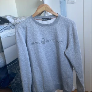 Grå Sail Racing tröja i L - Mycket bra skick, funkar både som medium och large.