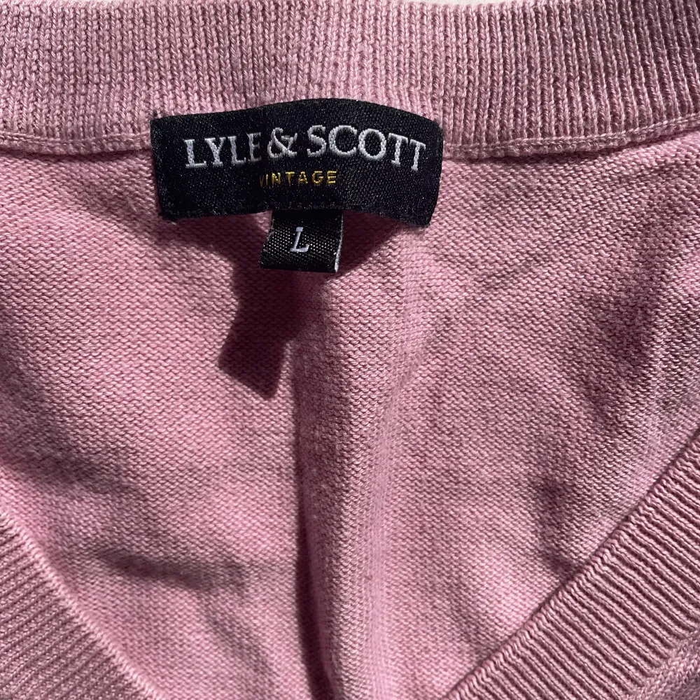 Jättefin stickad tröja från Lyle and Scott. Nästan aldrig använd. Storlek L men är ganska liten i storleken. Fraktkostnad kan tillkomma. . Tröjor & Koftor.