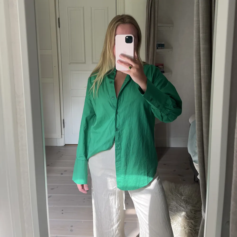 Grön oversized skjorta från Vero Moda, har endast testats men aldrig använts🤍. Skjortor.