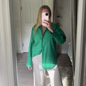 Grön oversized skjorta från Vero Moda, har endast testats men aldrig använts🤍