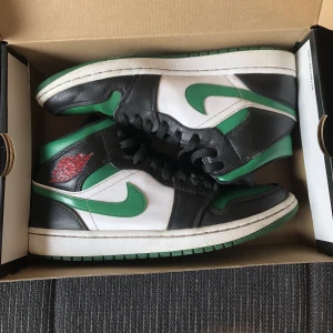 jordan 1 mid green toe  - Hej säljer mina Jordan 1 mid green toe för dem är för små  dem är lite slitna på sulan längs bak men det ser man inte när dem är på. Dem kostar 2000-3000 kr nya ”Har ej box” fast har en annan Jordan box. dem är äkta skicka för fler frågor och bilder😃