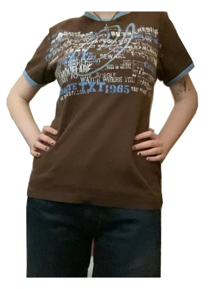 print tshirt - Brun tshirt med cool text print överallt 😸 