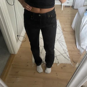 Levis jeans - Ett par oanvända levis jeans i 501, dom är mid-rise/low-rise och dom sitter jättefint!!💖💖