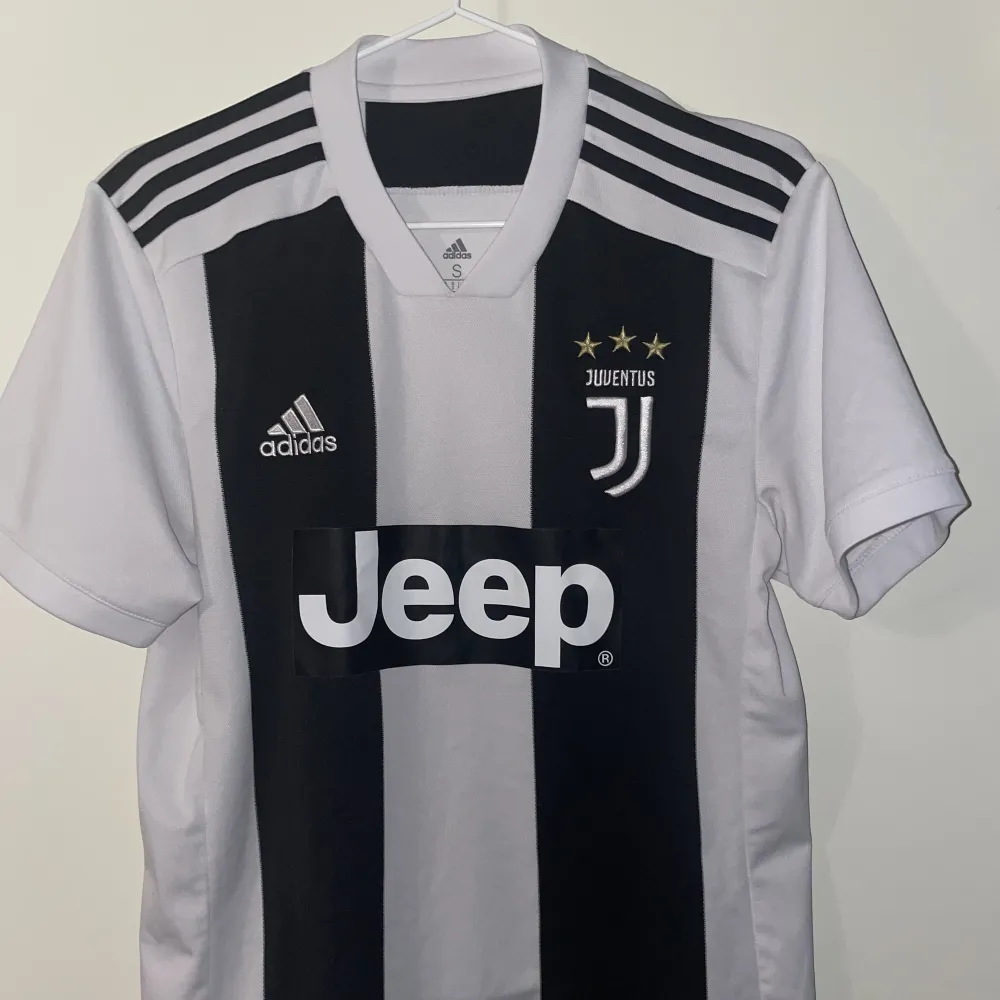 Juve Juventus Adidas fotbollströja  Storlek: S Skick: 8/10  Säljs då jag tömmer garderoben och dessa har jag växt ut av.. T-shirts.