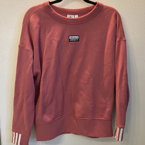 Adidas tröja - Nästintill oanvänd långärmad adidas sweatshirt. Stl S Köpt för ca 500kr Säljs för 200kr Kan mötas upp i Sthlm annars står köpare för frakt:) 