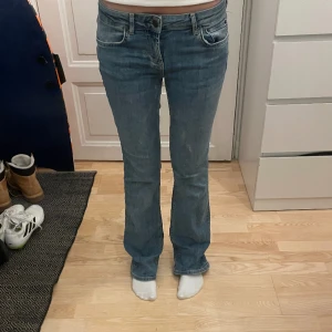 Jeans  - Säljer dessa superfina lågmidajde jeans fårn zara då det inte kommer till användning längre! 