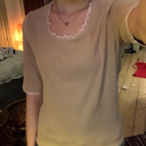Söt topp med spets - Söt topp med spets från monki!❤️Är i utmärkt skick och knappt använd! Hör av er vid frågor🥰