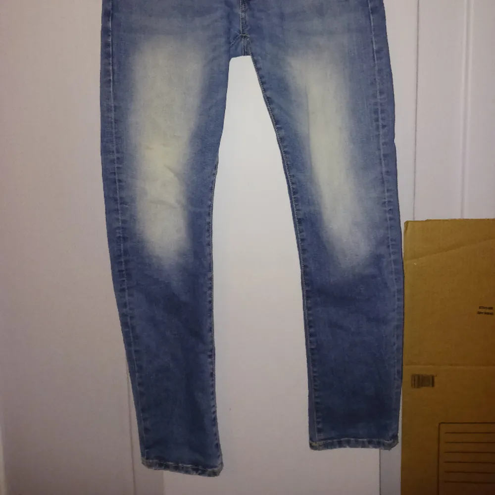 Säljer dessa fina jeans. Använd några gånger och lite slitna längst nere vid fotlederna. Storlek M men passar även S väldigt bra. Jeans & Byxor.
