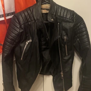 Skinnjacka  - Storlek 38 