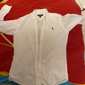 Ralph Lauren Linneskjorta - Använd 1 gång pga att den inte används. Köpt för ca 1300kr. Kan gärna göra snabb affär.