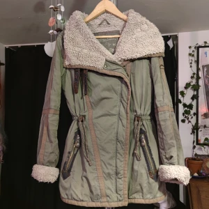 Vinterjacka varm och skön - Skön jacka med mysig fodring. Välanvänd så vissa detaljer är nötta (se bild) men i övrigt hel och ren. Perfekt till att va ute o leka med barnen kanske?  Varit en stor favorit här men behöver rensa ut lite 😶 stl.M. Nypris 1700kr.