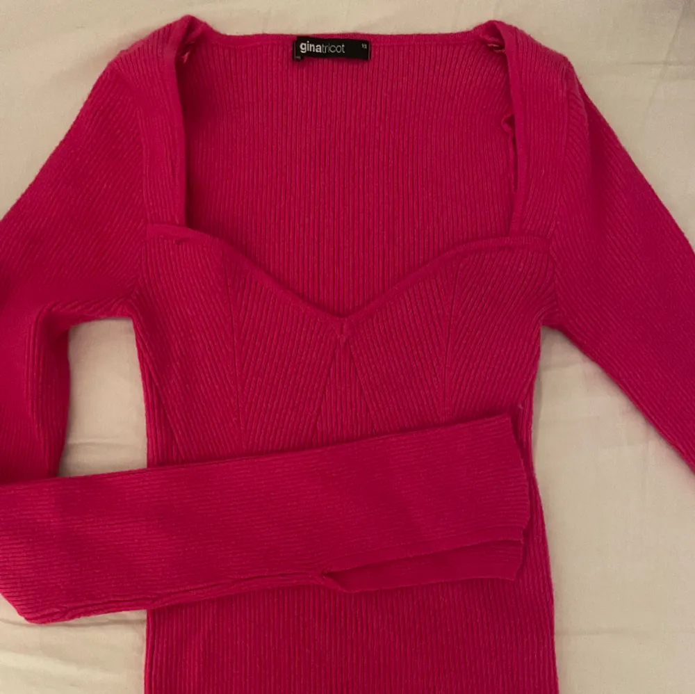 Säljer denna rosa fina stickade tröjan med slits vid ärmarna🤍. Stickat.