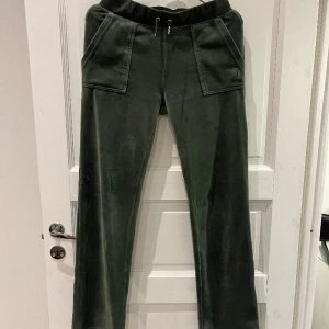 juicy byxor  - säljer mina mörkgröna juicy byxor som är i väldigt bra skick! 💘(pris kan diskuteras vid snabbt köp)